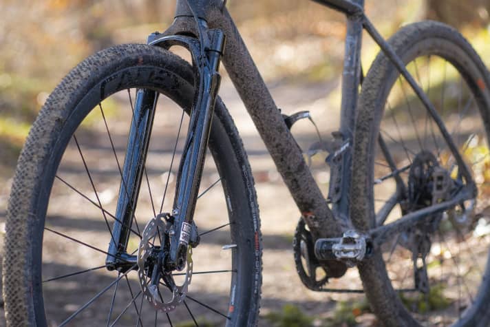 Die Rockshox Rudy XPLR wiegt 1279 Gramm und kostet 917 Euro >> <a href="https://www.awin1.com/cread.php?awinmid=11768&awinaffid=471469&clickref=B+Gabel+Rock+Shox+Rudy+Ultimate+XPLR&ued=https%3A%2F%2Fwww.rosebikes.de%2Frock-shox-rudy-ultimate-xplr-gravel-federgabel-2700158" target="_blank" rel="noopener noreferrer nofollow">hier erhältlich</a> *.
