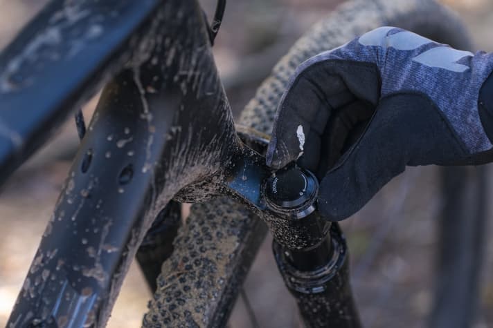 Über den Drehknopf am rechten Gabelholm lässt sich die Rockshox-Gabel für Asphaltpassagen blockieren.