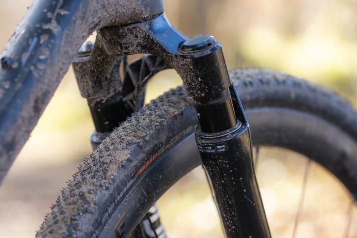 In our test bike, a Salsa Warbird, the Rockshox fork provides three centimetres of travel. Canyon also installs the Rudy suspension fork with 30 millimetres of travel in the Grizl.
