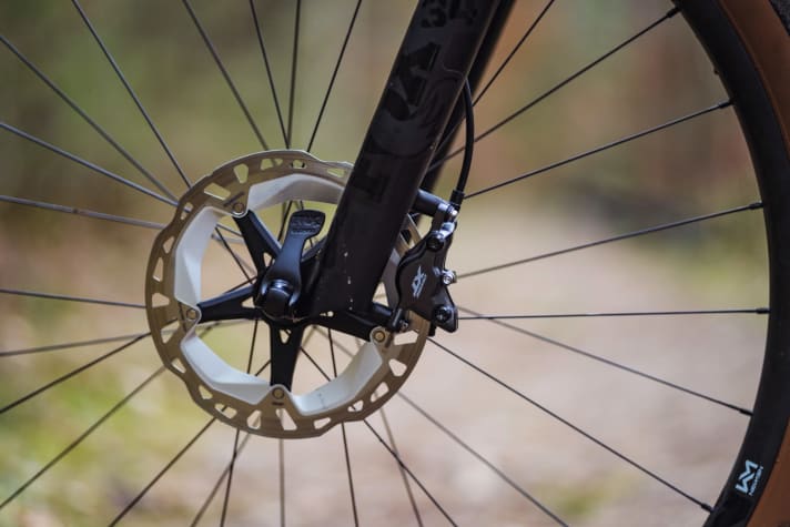   Cube Stereo HPC-SLT 29: A four-piston caliper instead of the two-piston caliper fitted to the front wheel weighs only marginally more and would provide more bite.