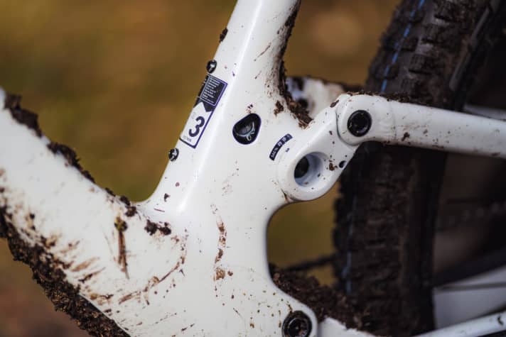   Scott Spark 920: Thanks to the SAG indicator, setup is easy. As the shock requires space in the seat tube, it is relatively long.