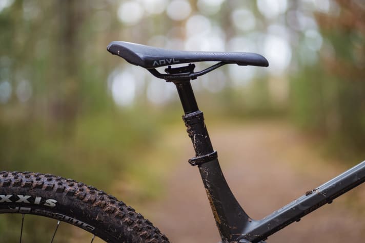   Transition Spur Carbon GX: The OneUp dropper post had a lot of play and rattled right from the start.