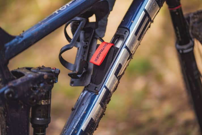   Trek Top Fuel 8: Space miracle: The cut-out in the down tube provides storage space, but increases the frame weight, as the opening requires a higher wall thickness.