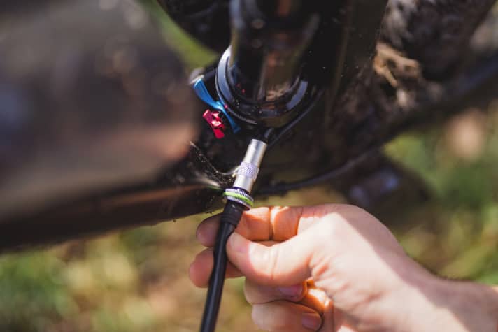   YT Izzo Core 3: Design flaw: The frame is pulled up so far at the lower shock mount that many shock pumps no longer fit on the valve.