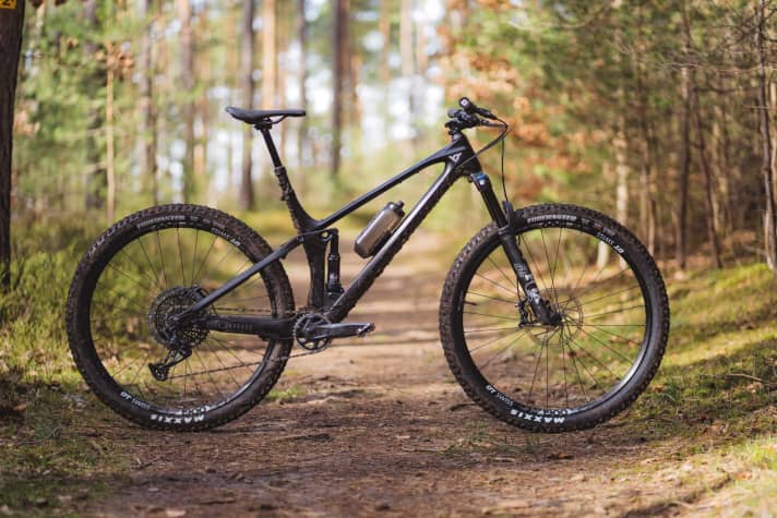 Ready for the root descent, but also willing to swallow many metres in altitude: trail bikes - like the <a href="https://www.bike-magazin.de/mountainbikes/trailbikes/bike-test-trailbikes-2022-yt-izzo-core-3" target="_blank" rel="noopener noreferrer nofollow">YT Izzo Core 3</a> - are fun everywhere.
