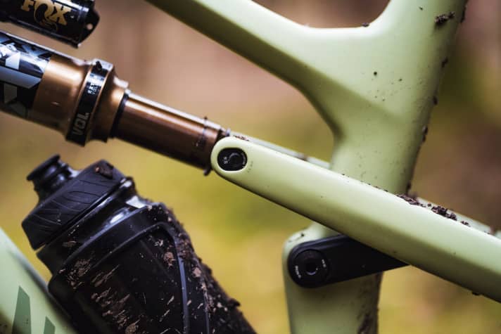   Canyon Spectral 125 CF 9: The steering and seat angle can be varied by half a degree using a flip chip. This raises or lowers the bottom bracket by eight millimetres.