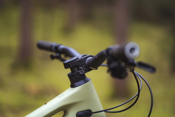   Canyon Spectral 125 CF 9: Die hauseigenen G5-Komponenten sind zwar recht schwer, dafür aber, genau wie der Rahmen, für den Einsatz im Bikepark freigegeben.
