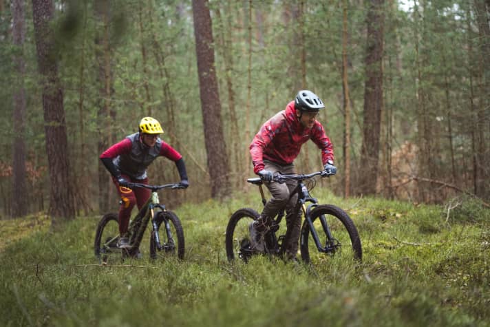 Novelties in the individual test: The latest upgrades to the Canyon Spectral and Rocky Mountain Element quench the industry's thirst for innovation with clever detail solutions and new areas of use. The Orbea Onna (not pictured) shows what is possible with today's state of the art technology, even on the smallest of budgets. Page 36