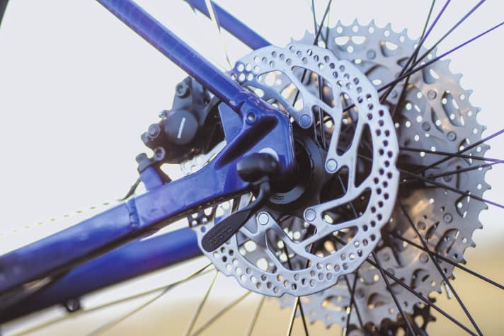   Orbea Onna 10: Instead of thru axles, quick-releases hold the wheels in the frame. There are even mounting points for stands and pannier racks for everyday use.