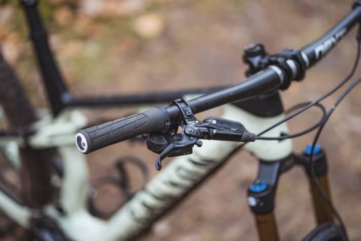   Canyon Neuron CF9 SL: Die Ergon-Griffe bieten wenig Dämpfung. Für mehr Brems-Power kommt eine Sram Code mit 180er-Scheiben zum Einsatz.