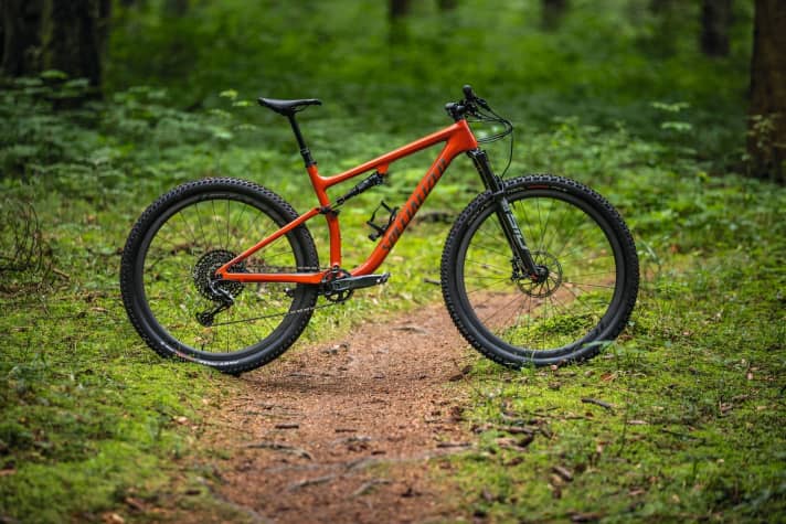   Die Fakten: <a href="https://luna.r.lafamo.com/ts/i5533923/tsc?amc=con.blbn.497955.507800.14129791&smc=BIKE&rmd=3&trg=https%3A%2F%2Fwww.fahrrad-xxl.de%2Fspecialized-epic-evo-m000046785" target="_blank" rel="noopener noreferrer nofollow">Preis ab 4600 Euro | Gewicht ab 11,35 kg | Federweg 120 / 116 Millimeter</a> *