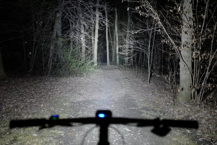   Stufe 3, 4400 Lumen: Ultrahell und absolut perfektes Lichtbild! In diesem Modus lassen sich auch technische Passagen mit Vollgas bewältigen.