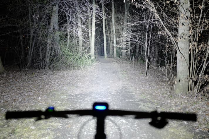   Level 4, 8100 lumens: Almost too bright! This light porn has no practical use. Apart perhaps from the tremendous visibility, should that be of interest during the race. The beam of the Lupine Alpha reaches up to 480 metres.