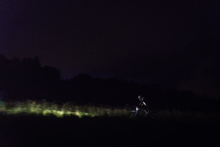   Auf einer Rennstrecke wie hier beim EBM 300 macht die Lupine Alpha richtig Spaß. Wer die stärkste Stufe sparsam einsetzt, muss kaum Sorge vor einem leeren Akku haben.