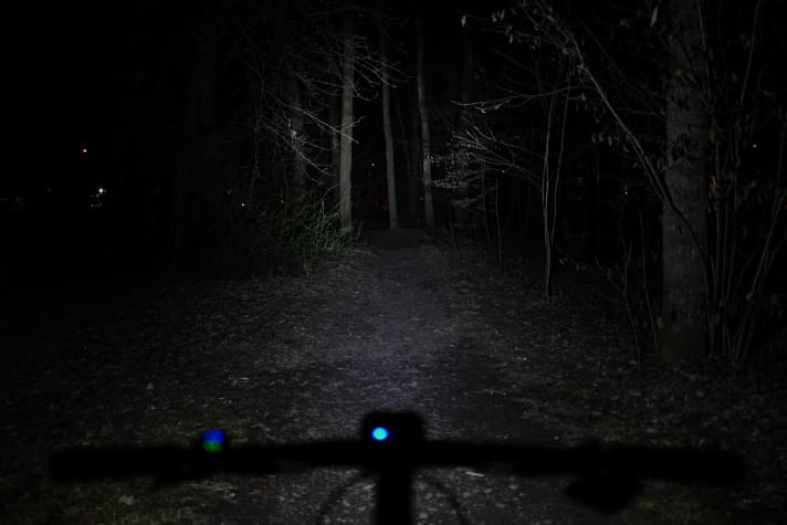   Stufe 1, 550 Lumen: Gute Ausleuchtung und genug Helligkeit für Gravel-Pisten.