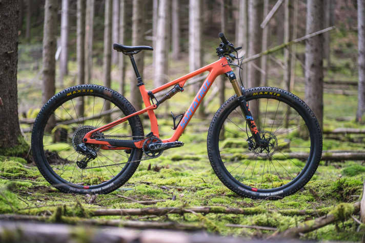   Santa Cruz Blur TR CC X01 AXS RSV: 8999 euros | weight 10.8 kg | 122 / 122 millimetres