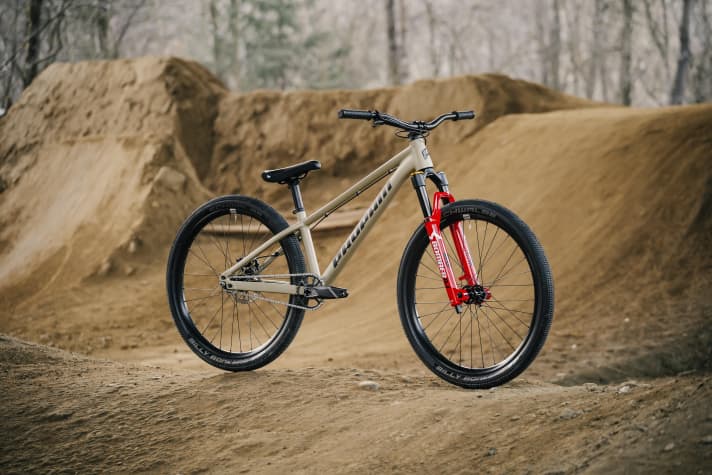   The bike will be available in two colours, here the Popain Trickshot in Safari. The Marzocchi Bomber fork can be ordered with either red or black casting.
