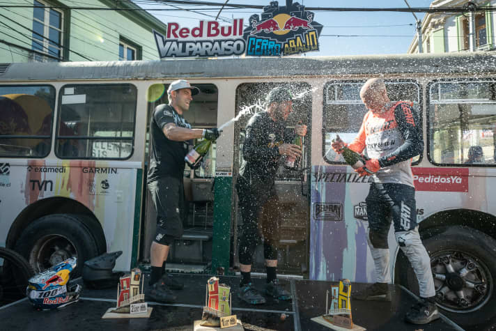   Die Top 3 des City-Downhill-Rennens: 1.  Pedro Ferreira (Mitte), 2. Tomas Slavik (links), 3. Johannes Fischbach (rechts).
