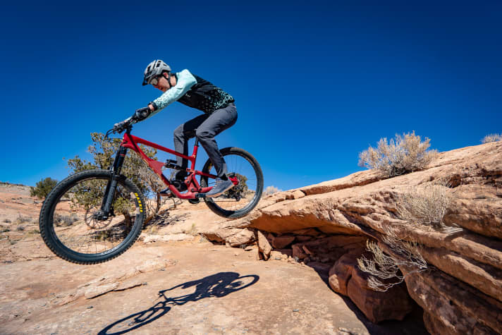   Flugschule: Nicht nur natürliche Drops sind die Heimat des 29er Rails. Im Bikepark soll es sich auch wohlfühlen.