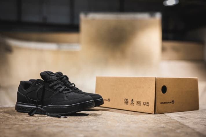   Unauffällig: Der Flatpedalschuh Endura Humvee im Sneakerlook soll Grip beim Stylen oder auf dem Pumptrack bieten, aber auch wunderbar im Alltag funktionieren.