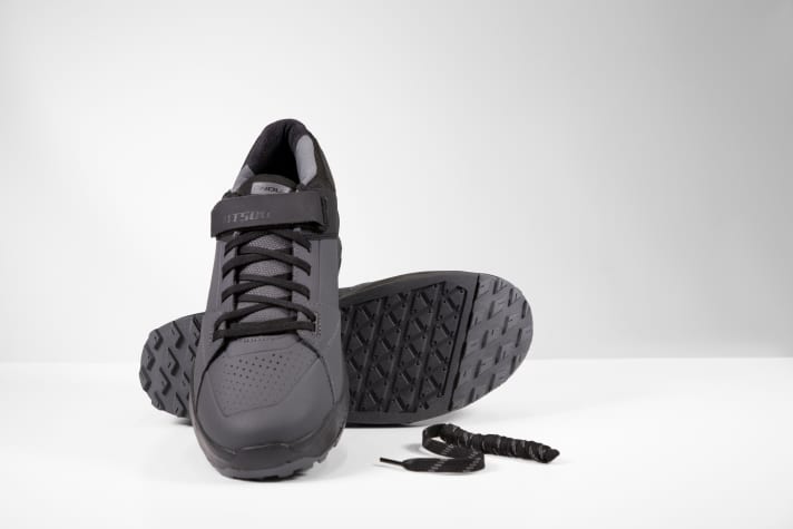   The MT500 Burner Flat shoe comes with a three-part sole. The rubber compound in the toe and heel area is designed for durability, while a softer compound in the centre section provides grip on the pedals.