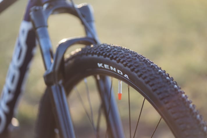   The mini studs of the Kenda tyre ensure that it also rolls passably well on asphalt.