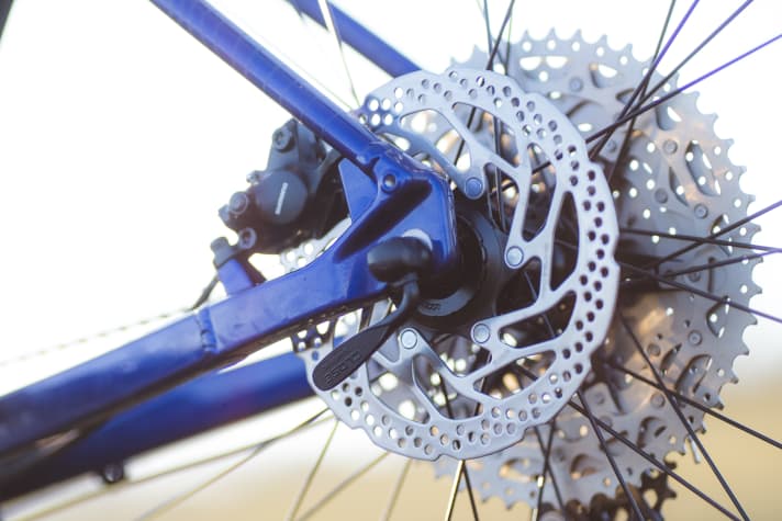   Die einfachen Shimano-Bremsen tun ihren Job. Statt Steckachse werden die Räder mittels Schnellspanner im Rahmen gehalten.