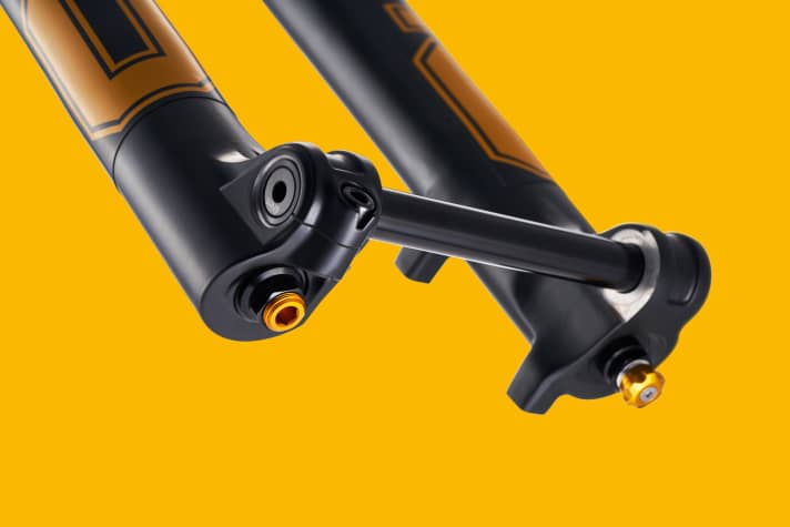   The floating thru axle is designed to ensure butter-soft response behaviour.