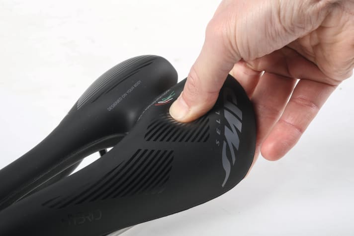 Nice and cosy and softly padded? When it comes to mountain bike saddles, less is often more. Women often get on better with slightly softer saddles. Saddles with gel padding are not really suitable for mountain biking.