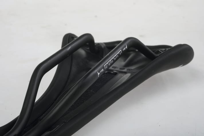 The cross-section of the carbon frame on the bicycle saddle is usually highly oval instead of circular. The seat post clamp must match this to prevent damage.