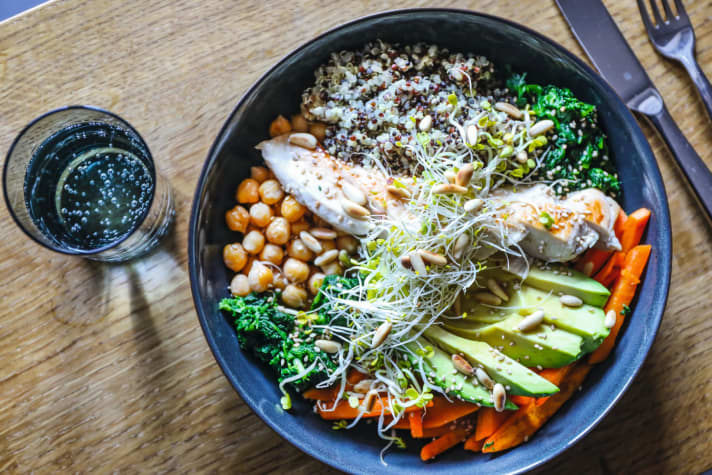   Buddha-Bowl mit gerösteten Kichererbsen