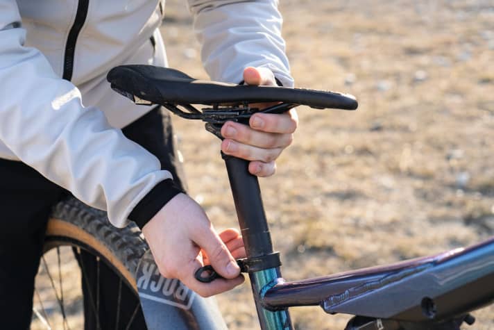   If the saddle is too high or too low, this can lead to problems. A saddle that is too high causes the rider to slide on the saddle and can cause skin irritation. If the saddle is too low, this increases the strain on the muscles and joints. Knee pain can be the result.