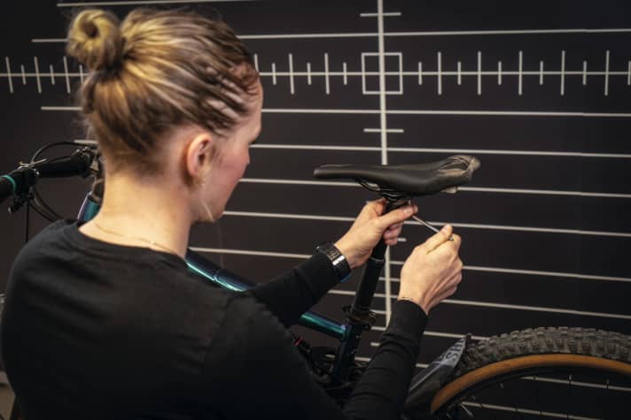   Im Rahmen eines Bikefittings werden allerlei Einstellungen am Rad vorgenommen.