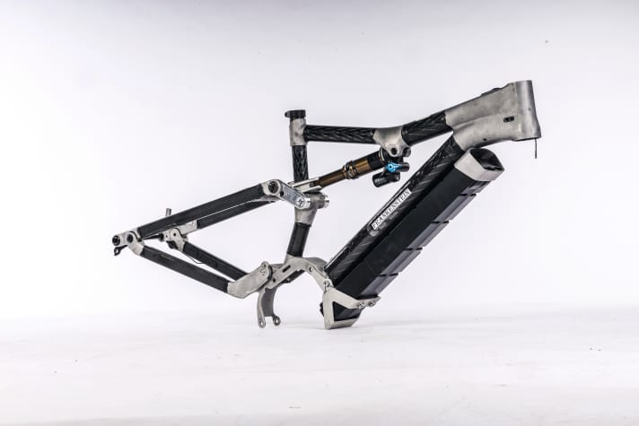   Das „Frankensteinprogramm” kam beim neuen Spectral:ON erstmals zum Einsatz. In Koblenz kann Canyon eigene Prototypen aus 3D-gedruckten Muffen und Carbonrohren fertigen. Ein immenser zeitlicher Vorteil, insbesondere bei Produktionsproblemen in Fernost. Und die gab es in den letzten Jahren zu Hauf. Diese Prototypen legten den Grundstein für die ausgewogene Geometrie.