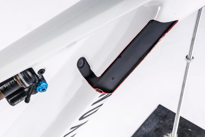   The cutaway model shows the purely mechanical function of the switch. The button operates a switch on the battery. This minimises the cable chaos in the frame - in favour of weight and error-proofing.