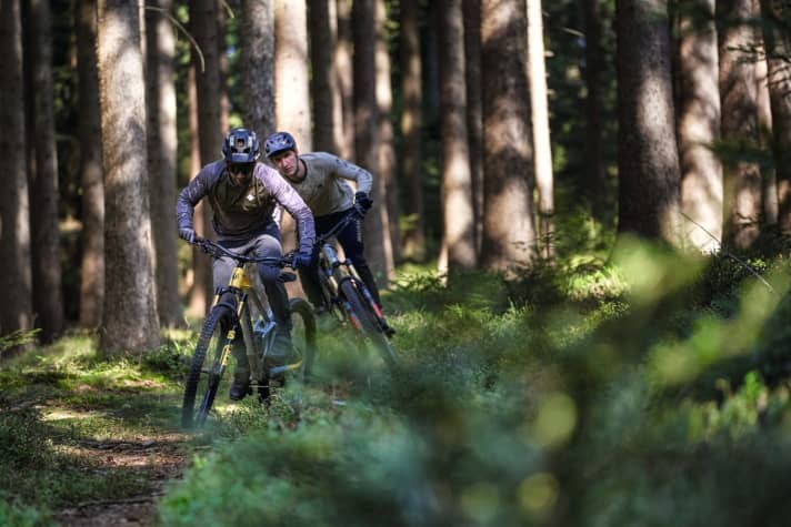   Slalom zwischen Heidelbeerbüschen im Bikepark Lipno.