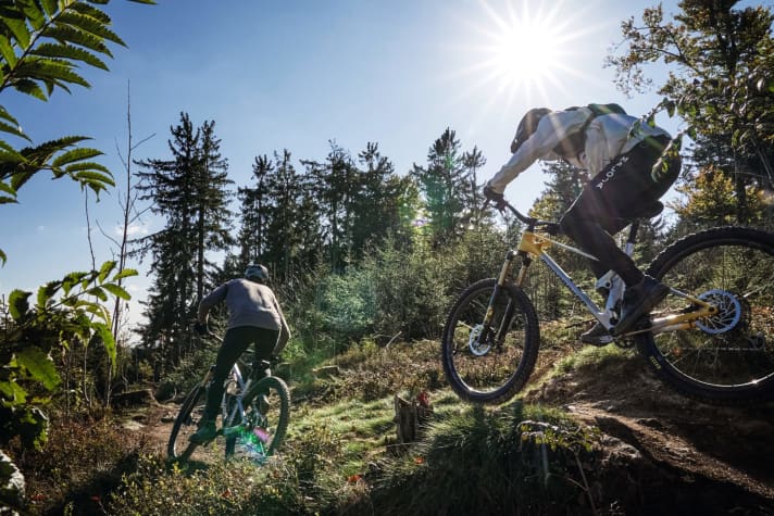   The enduro trail on the Geißkopf is completely different. Here, roots and stones constantly put riders and equipment to the test.