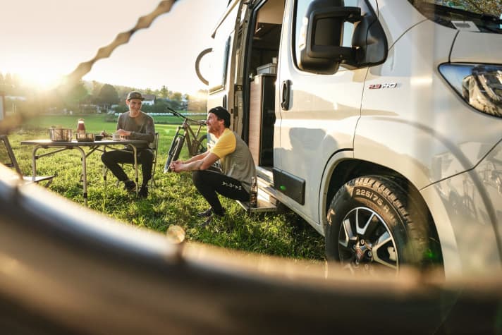 More and more bikers love the nomadic life. What makes the outdoor adventure world so fascinating? Our camping special explains. From page 82
