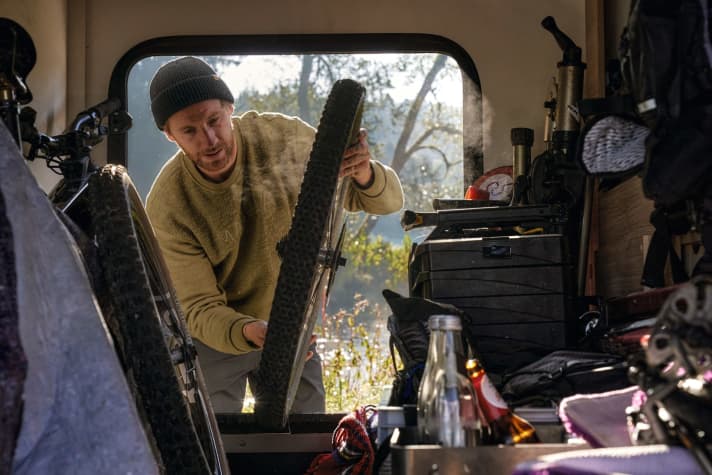  "Mir ist wichtig, nicht zu viel zu planen", sagt Oli. Denn so werde jeder Trip zum kleinen Abenteuer. Für alle Fälle hat Oli die mobile Bike-Werkstatt im Heck seines Campers immer dabei.