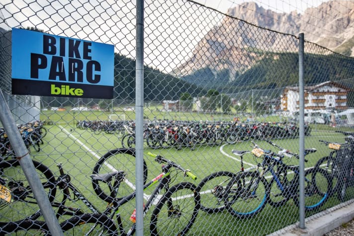   Parc fermé: monitoring service for the bikes of the BIKE-Transalp participants.