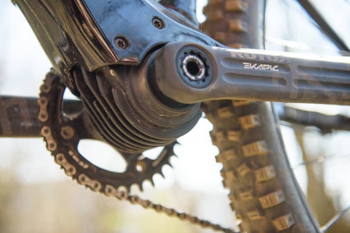   Die Kühlrippen an der Getriebeeinheit des Fazua Ride 60 sind das einzig sichtbare Element des Antriebs. Der Motor verschwindet im Unterrohr und kann anders als beim Vorgänger nicht mehr entnommen werden. Der Verzicht auf die 2-in-1 Konstruktion sollte jedoch leichtere Bikes und eine noch besser Performance ermöglichen.