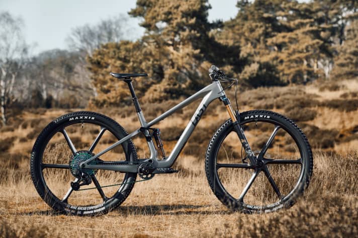   Der Basispreis für die auf 100 Stück limitierten Komplett-Bikes liegt bei 6999 Euro, der Rahmen allein kostet 4399 Euro. Der Online-Konfigurator von Last sieht aber nach oben kaum Grenzen vor. Für die Konfiguration im Bild werden 13499 Euro fällig.