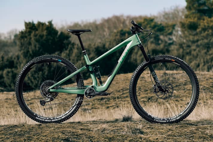   As with the Celos, the price for the Asco frame is 4399 euros. At 6699 euros, the basic model costs slightly less than its Celos counterpart. The bike in the picture costs 8999 euros.