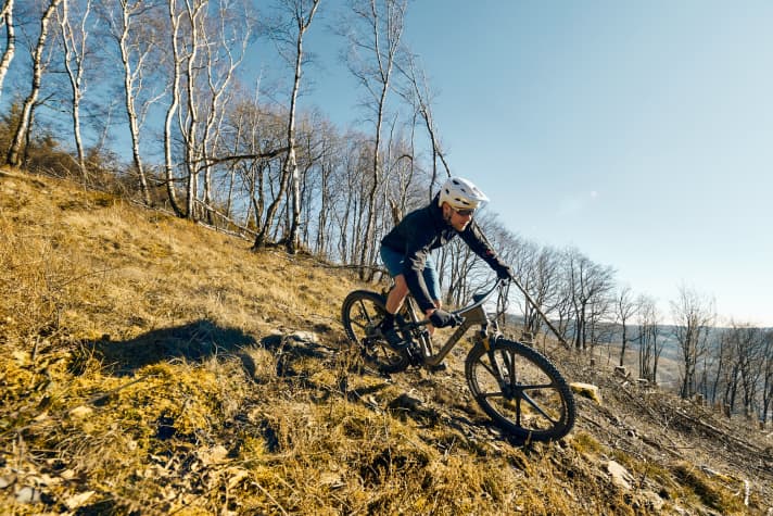   Dank der progressiven Geometrie schnell bergab aber noch schneller bergauf. Mit nur 9,9 Kilo Gesamtgewicht (Herstellerangaben für die Top-Konfiguration) gehört das Last Celos zu den leichtesten Bikes seiner Art.