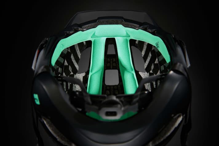   Less material also means less weight. Nevertheless, the protective effect should not suffer as a result.