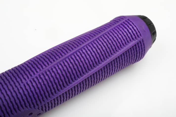 A grip surface with lamellae is designed to absorb shocks better.