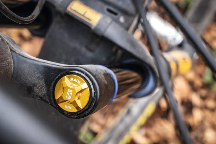   Unlike most other manufacturers, the air unit on the Öhlins is located on the right-hand side. During testing, the fork caused problems and sank in.