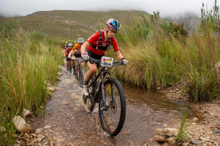 Pauline Ferrand-Prévot gilt als weltweit beste Radfahrerin: Sie konnte schon Weltklasse-Erfolge auf der Straße, im Cyclocross und auf dem MTB feiern. Beim Cape Epic 2022 musste sich die Französin mit ihrer Teampartnerin Robyn de Groot mit Platz drei zufrieden geben.