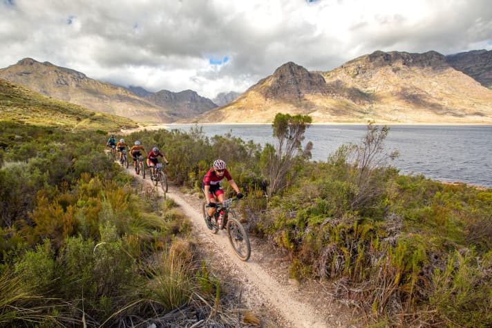Die beiden Südafrikanerinnen Candice Lill und Mariske Strauss wurden hinter Haley Batten und Sofia Gomez Villafane Zweite beim Cape Epic 2022.