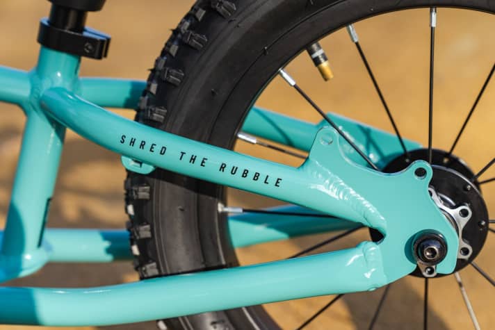 The Bam Bam comes without brakes that are complicated for small children, but is prepared for retrofitting a disc brake on the rear wheel.